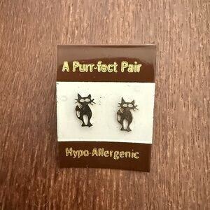 Bundle 3 for 50% off 1970s Silver Toned Tiny Cat Post Earrings